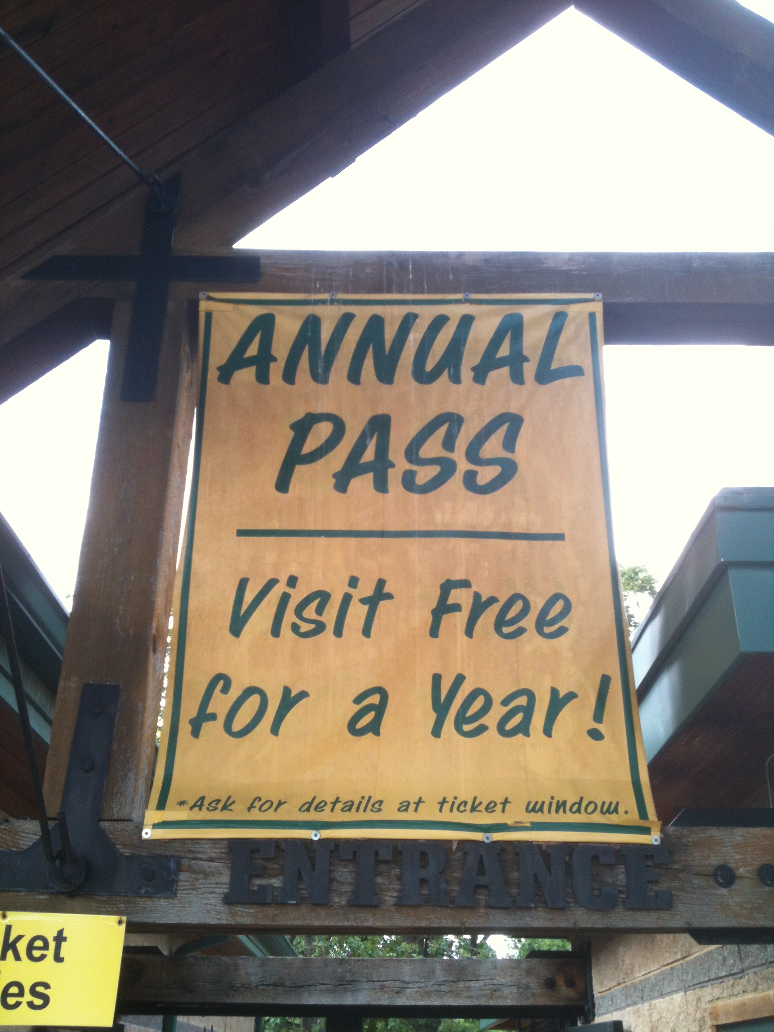 Photo of a sign at the zoo that says "Annual Pass" and "Visit Free For A Year!"